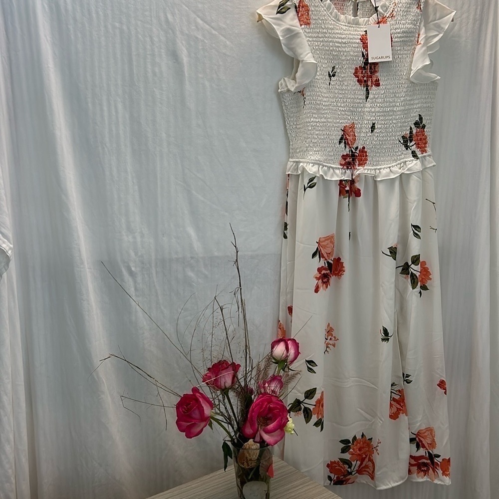 Exquisite long white dress adorned with delicate flowers! Sugar lips!